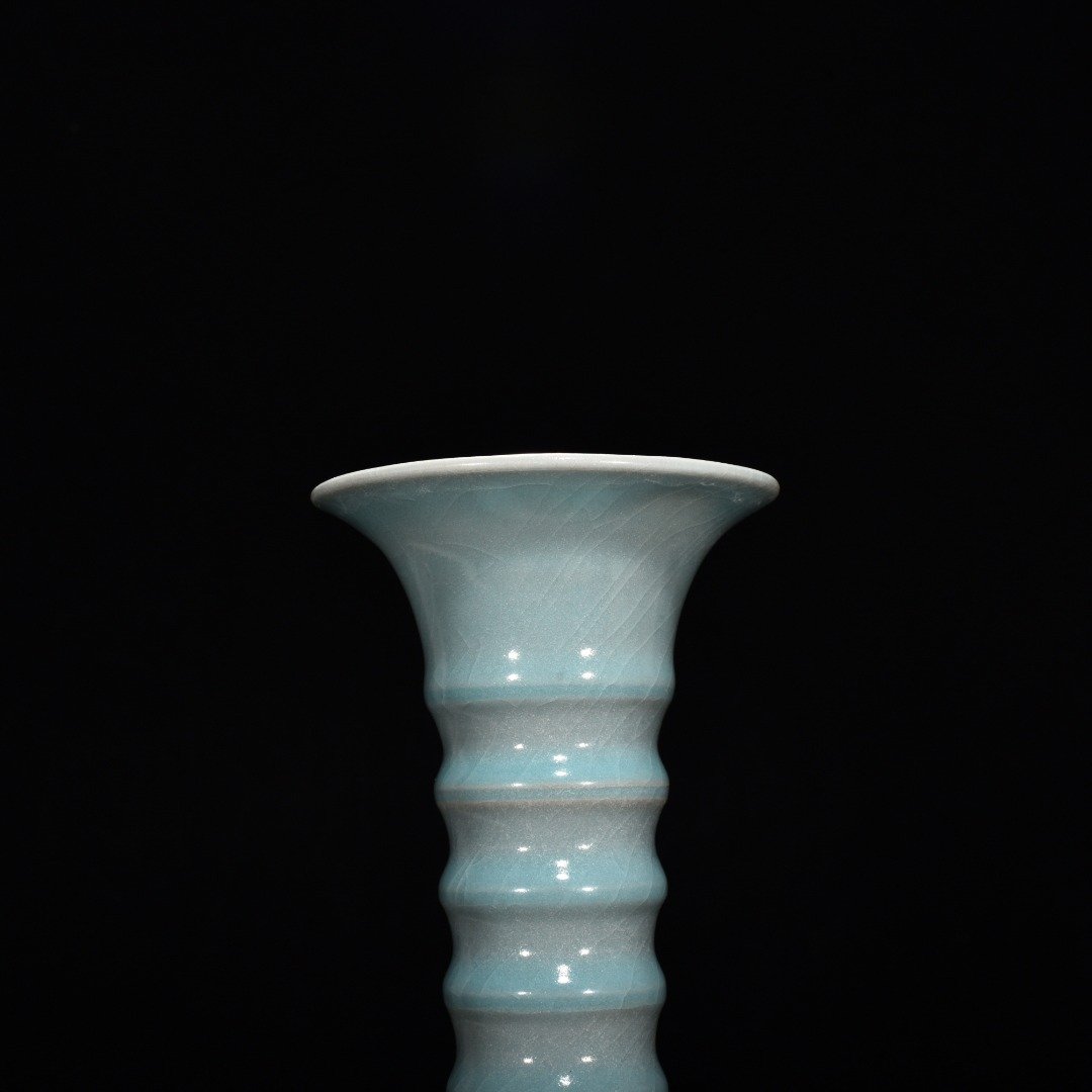 Song Dynasty Ru kiln azure glaze dazzling pattern long neck bottle