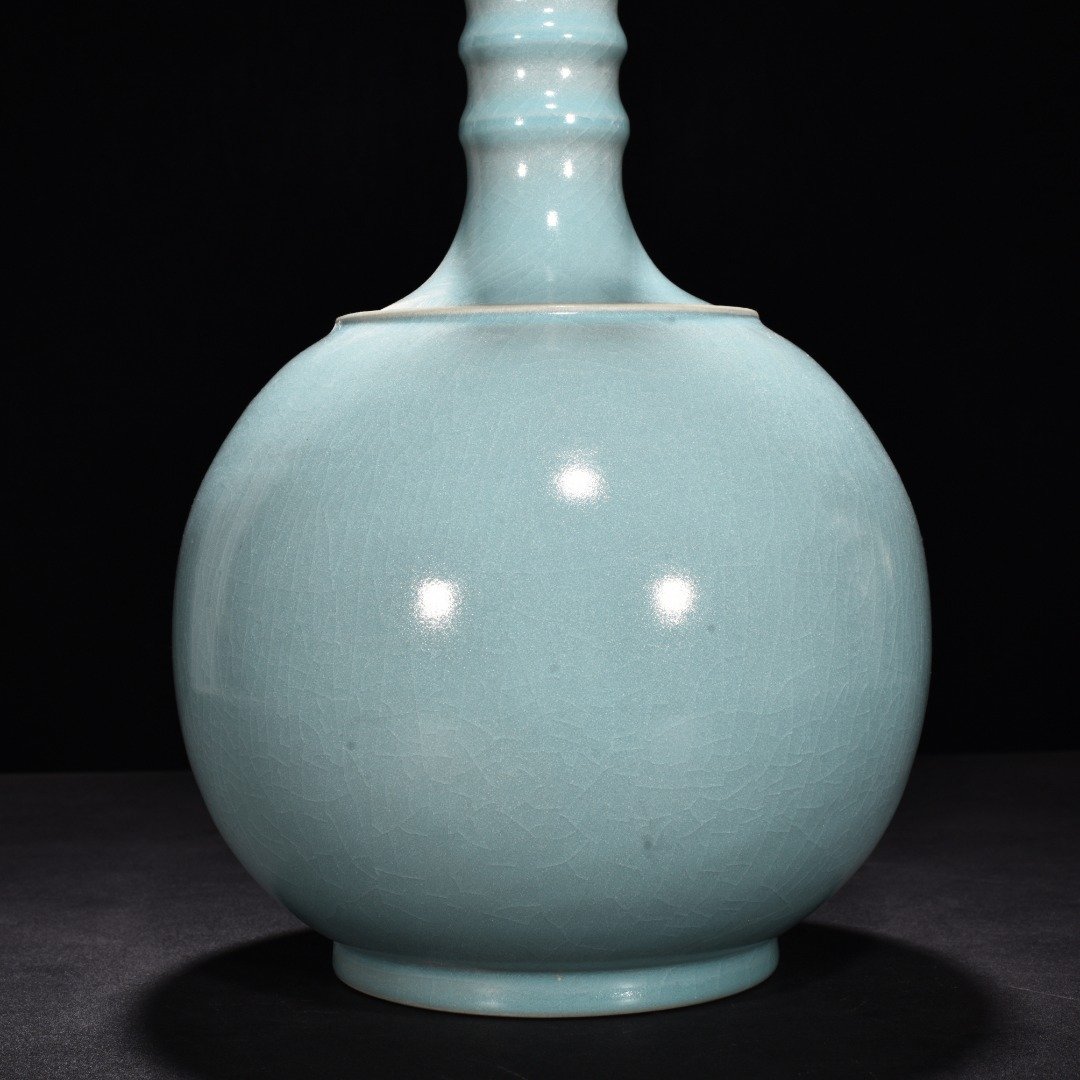 Song Dynasty Ru kiln azure glaze dazzling pattern long neck bottle