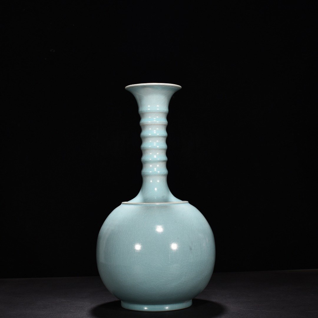 Song Dynasty Ru kiln azure glaze dazzling pattern long neck bottle
