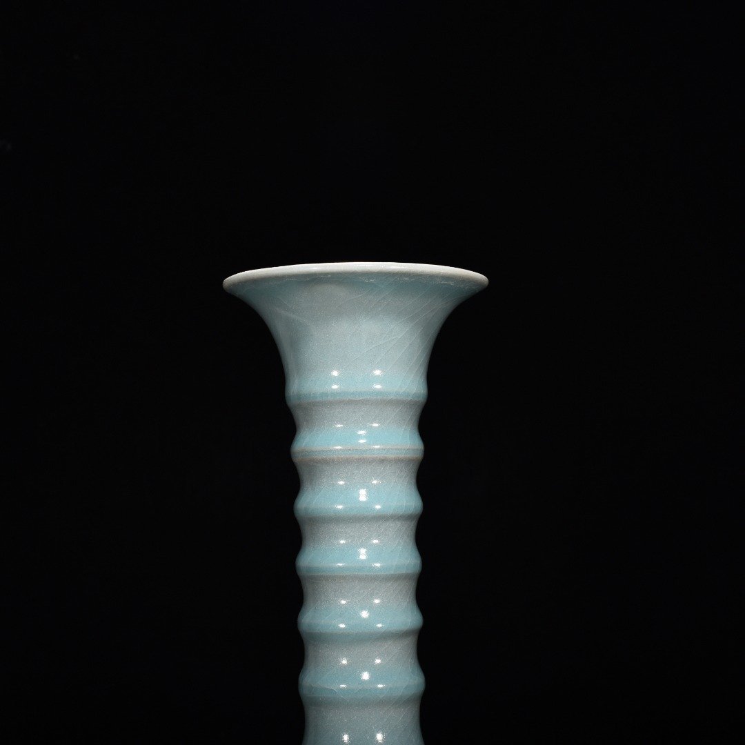 Song Dynasty Ru kiln azure glaze dazzling pattern long neck bottle