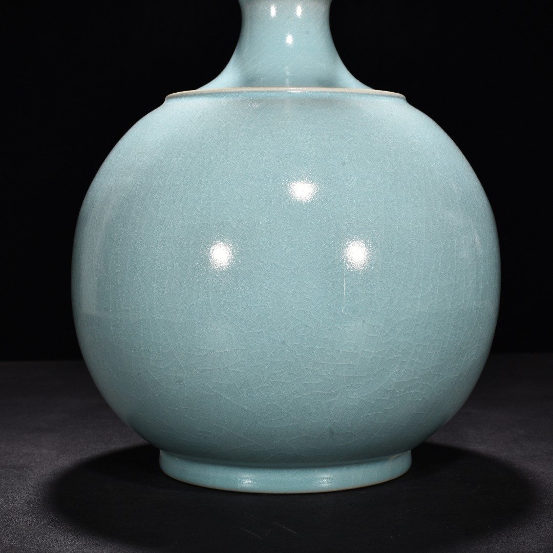 Song Dynasty Ru kiln azure glaze dazzling pattern long neck bottle