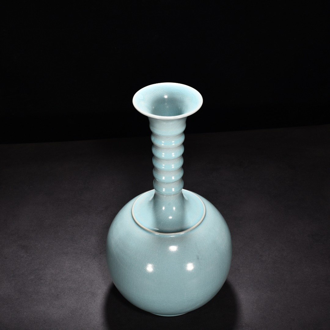 Song Dynasty Ru kiln azure glaze dazzling pattern long neck bottle