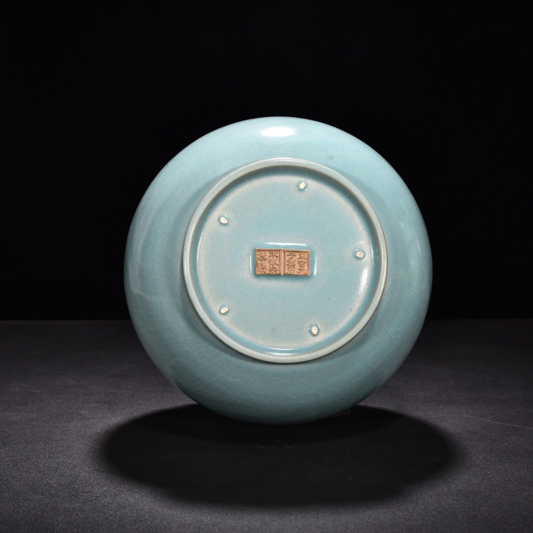Song Dynasty Ru kiln azure glaze dazzling pattern long neck bottle