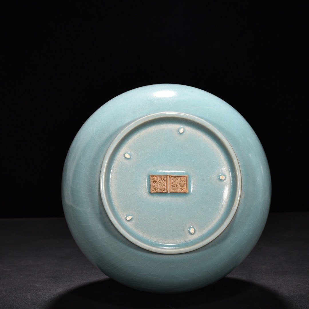 Song Dynasty Ru kiln azure glaze dazzling pattern long neck bottle