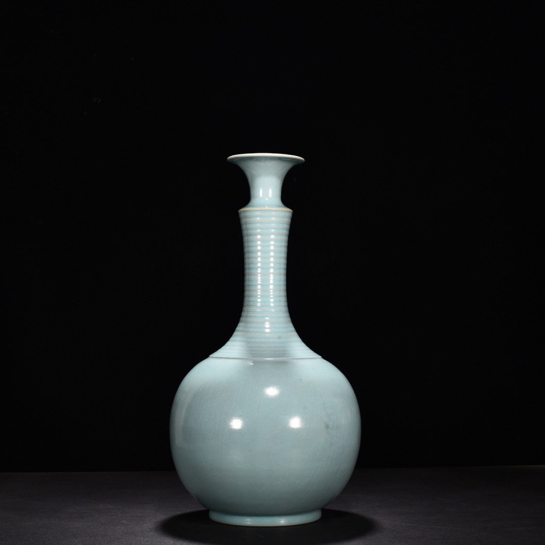 Song Dynasty Ru kiln azure glaze dazzling pattern long neck bottle