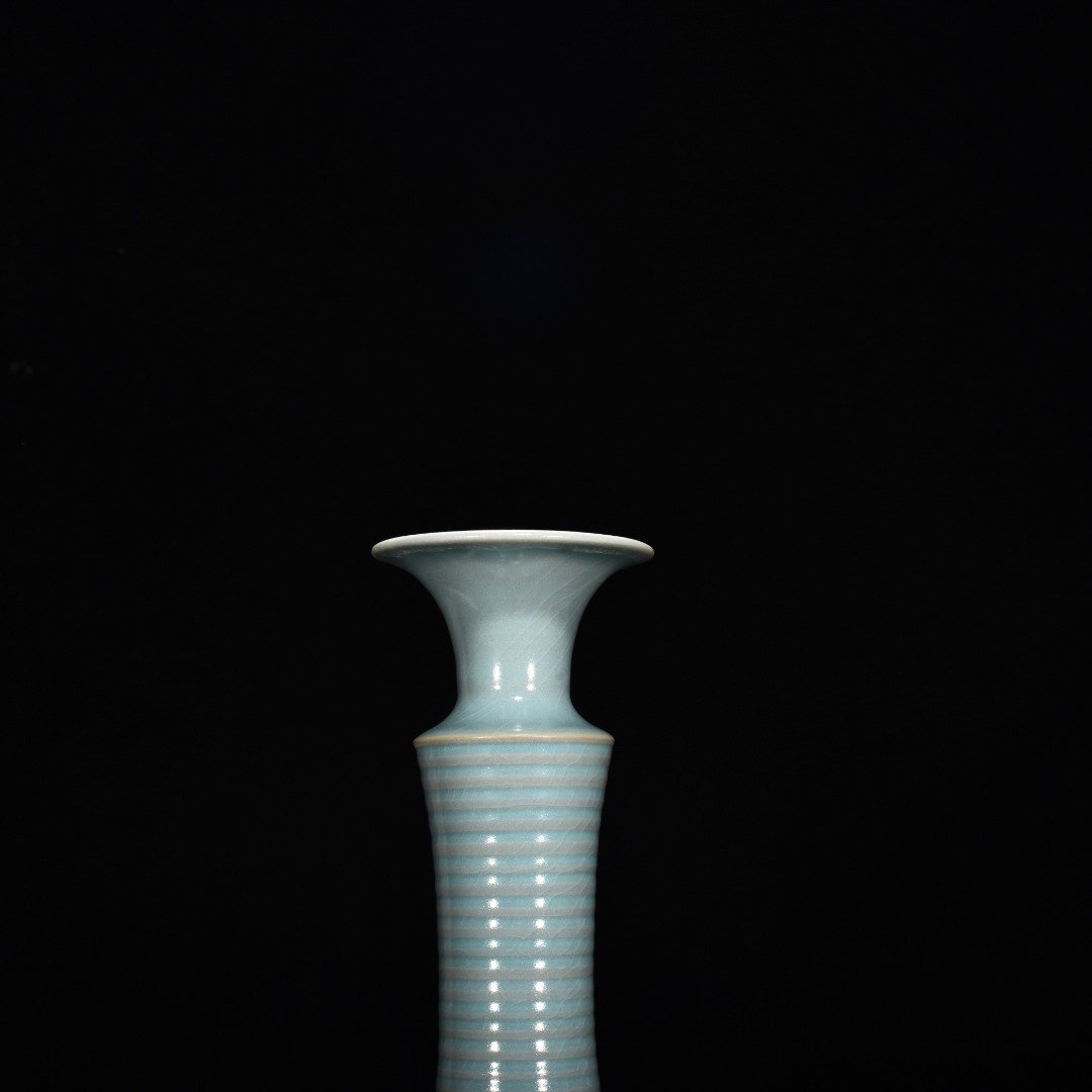 Song Dynasty Ru kiln azure glaze dazzling pattern long neck bottle