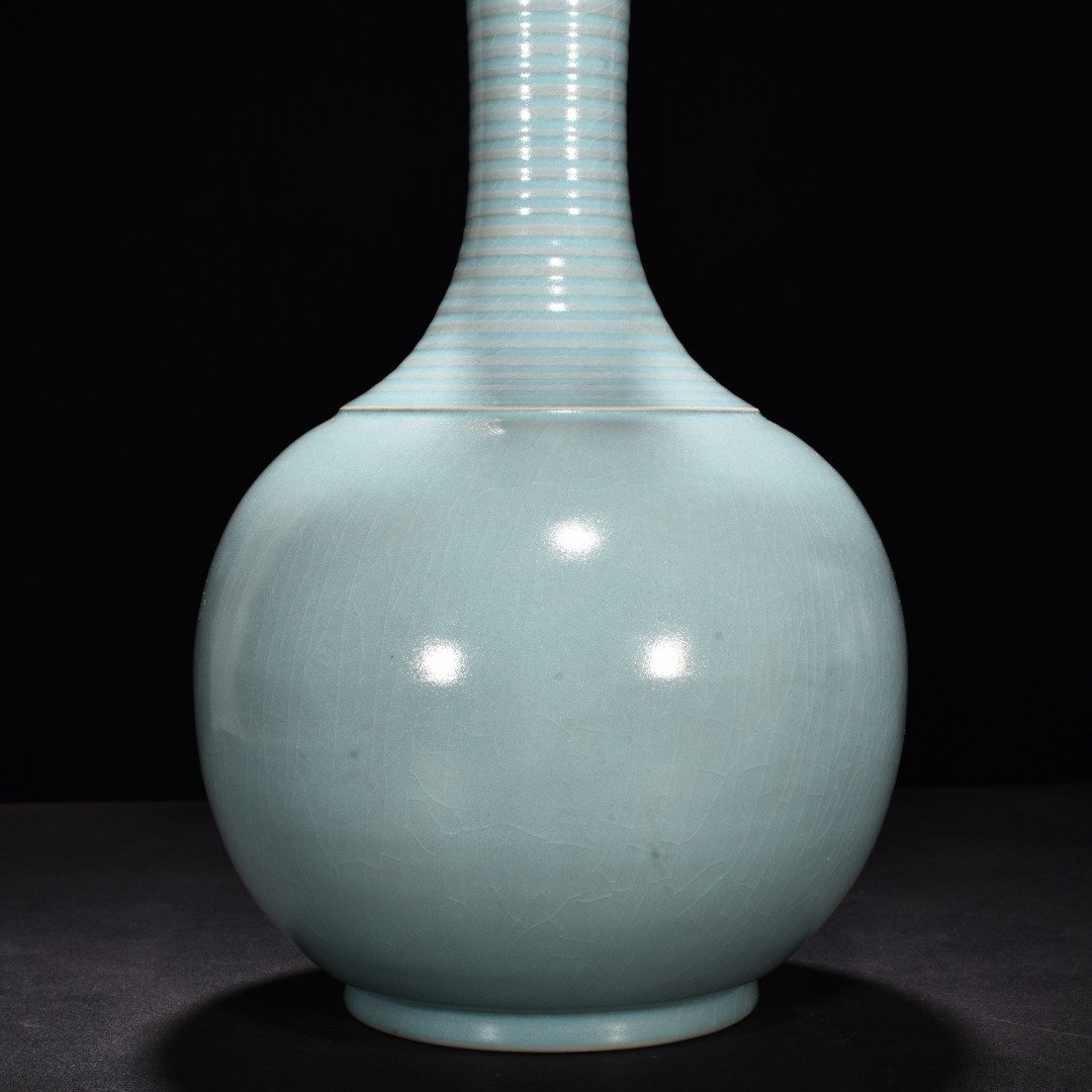 Song Dynasty Ru kiln azure glaze dazzling pattern long neck bottle
