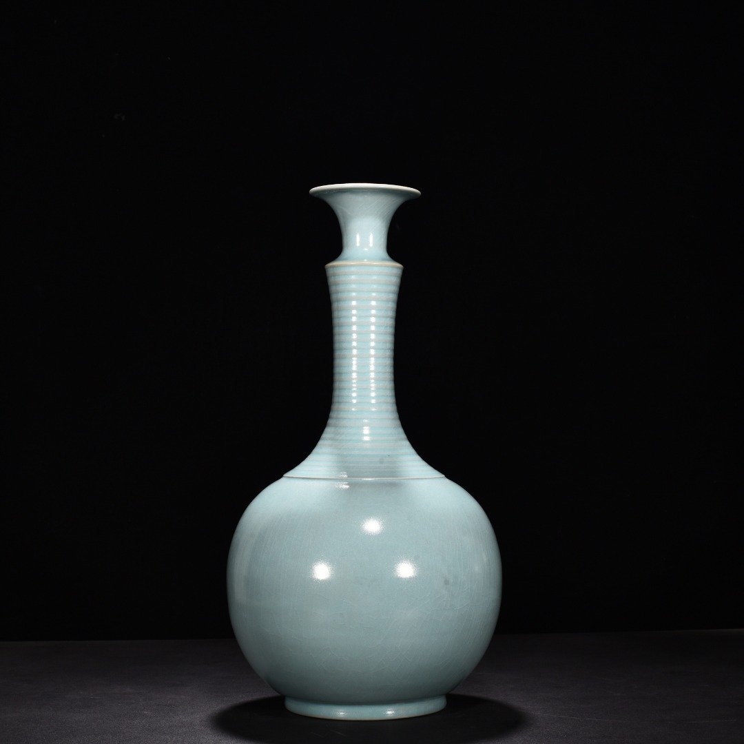 Song Dynasty Ru kiln azure glaze dazzling pattern long neck bottle