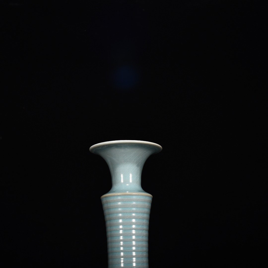 Song Dynasty Ru kiln azure glaze dazzling pattern long neck bottle