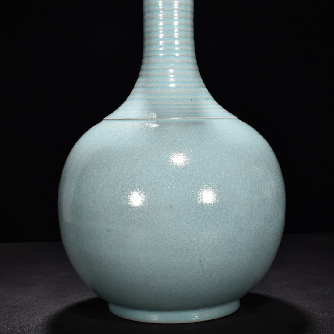 Song Dynasty Ru kiln azure glaze dazzling pattern long neck bottle