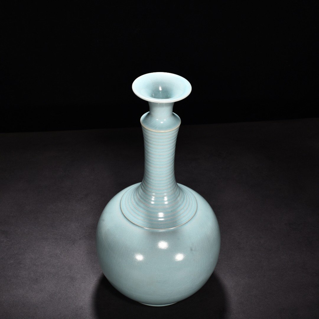 Song Dynasty Ru kiln azure glaze dazzling pattern long neck bottle