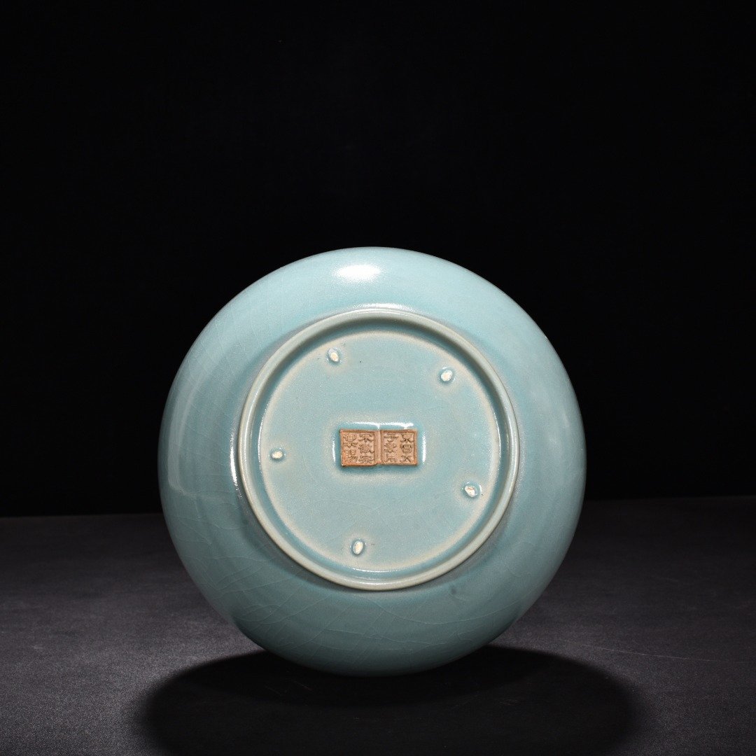 Song Dynasty Ru kiln azure glaze dazzling pattern long neck bottle