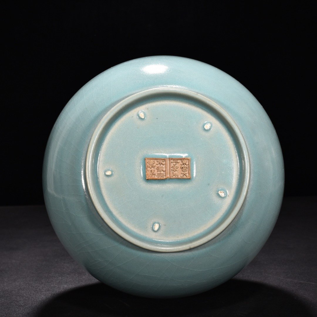 Song Dynasty Ru kiln azure glaze dazzling pattern long neck bottle