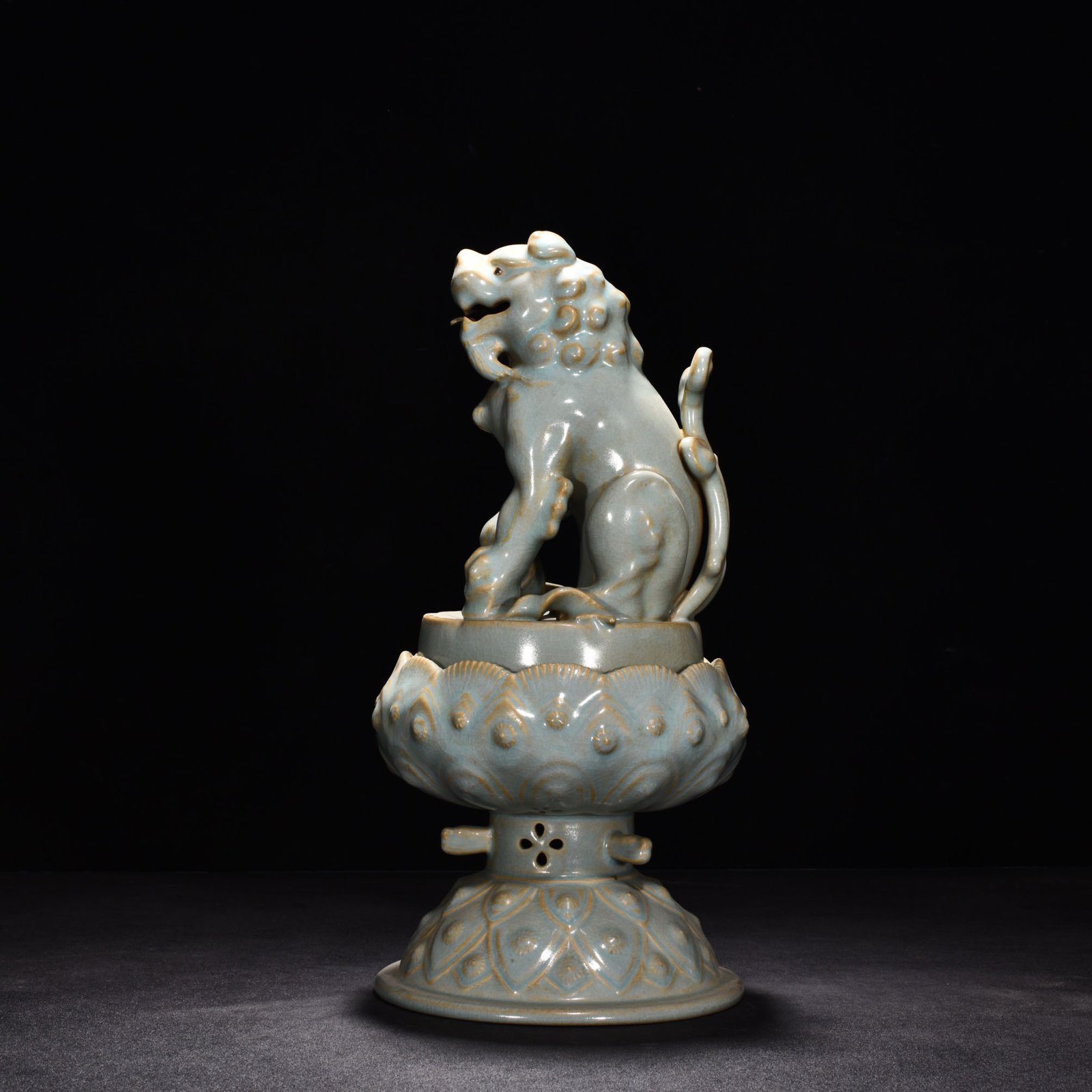 Song Dynasty Ru kiln azure glaze lotus smoker