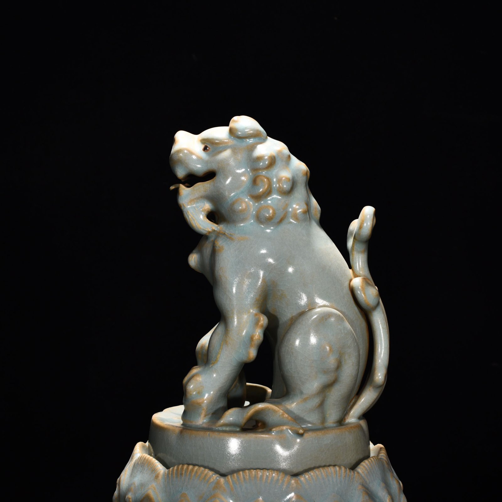Song Dynasty Ru kiln azure glaze lotus smoker