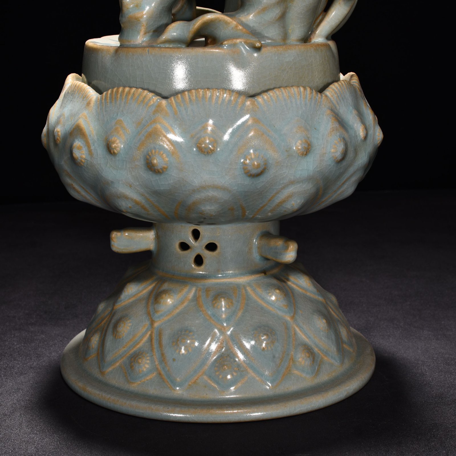 Song Dynasty Ru kiln azure glaze lotus smoker