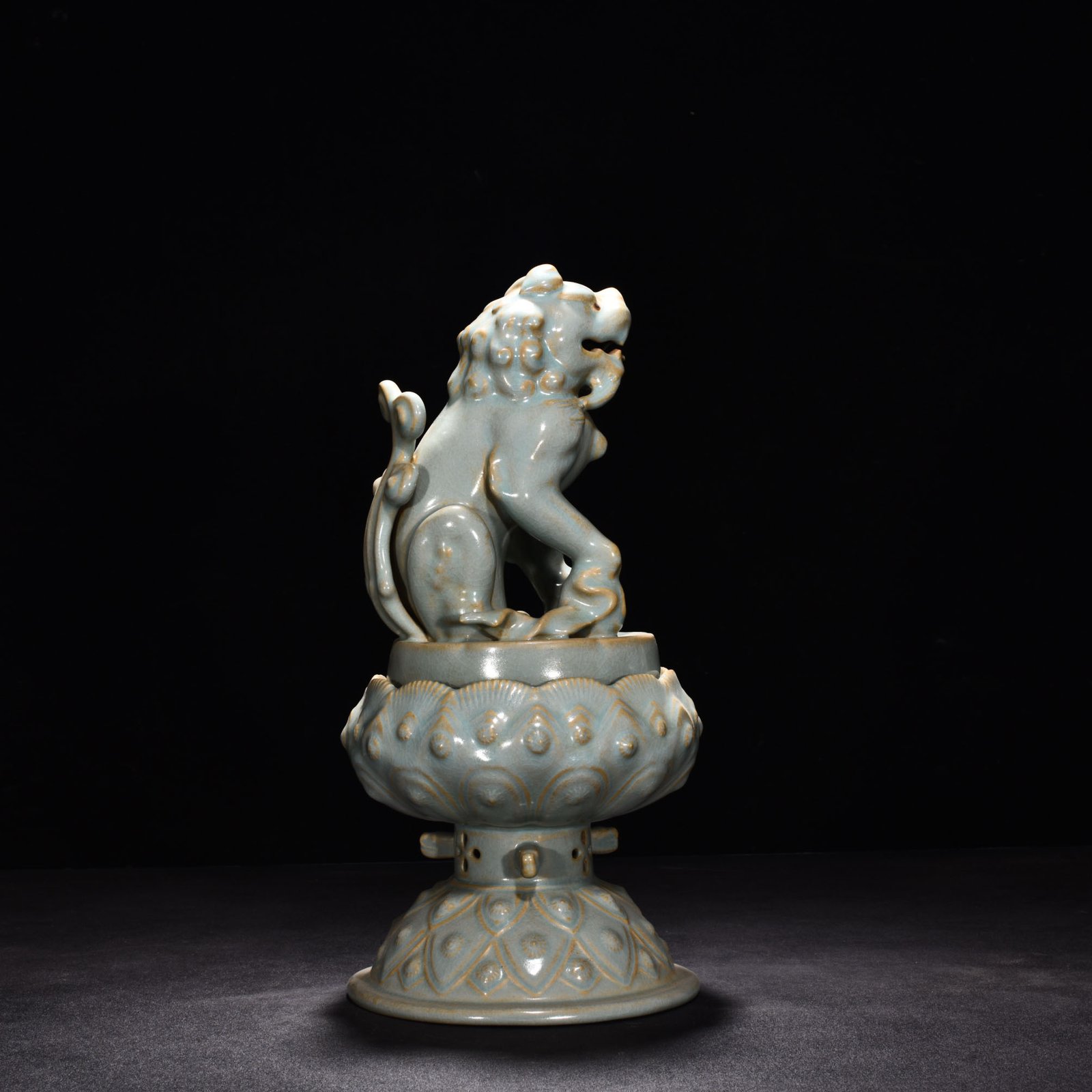 Song Dynasty Ru kiln azure glaze lotus smoker