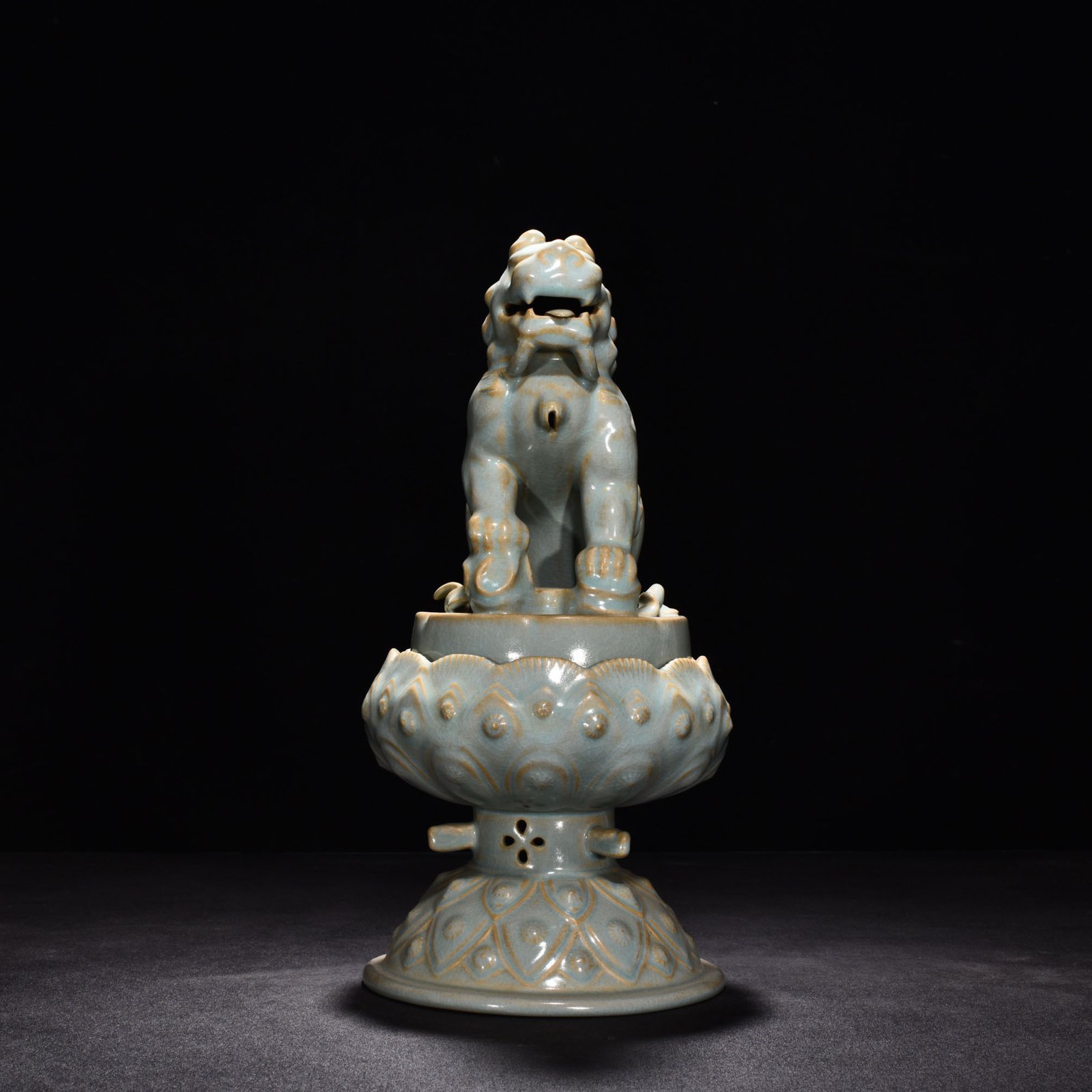 Song Dynasty Ru kiln azure glaze lotus smoker