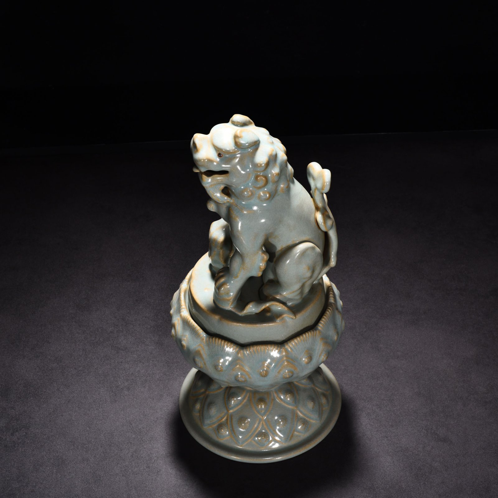Song Dynasty Ru kiln azure glaze lotus smoker