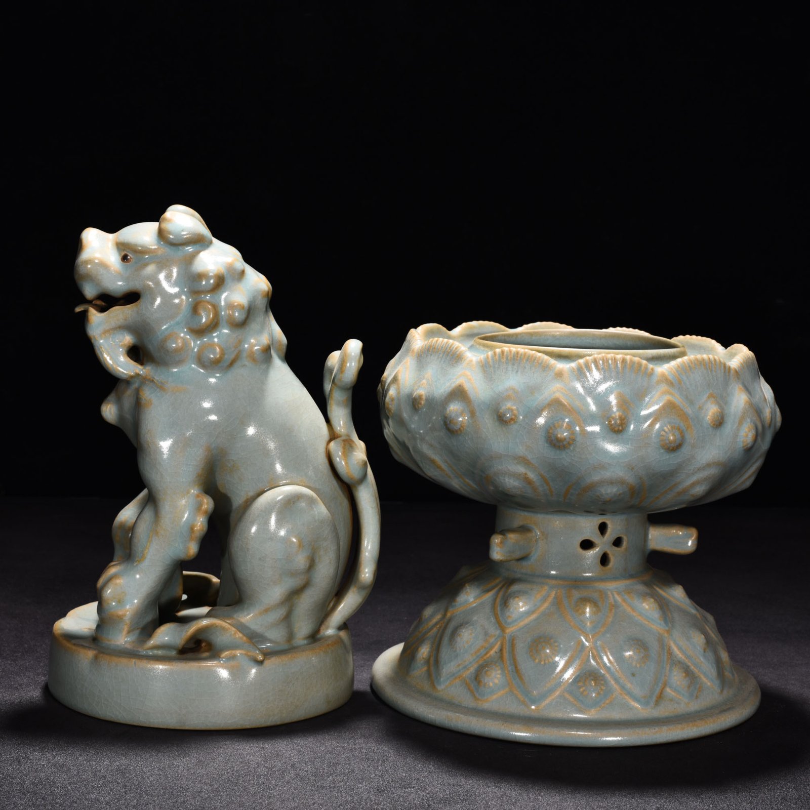 Song Dynasty Ru kiln azure glaze lotus smoker