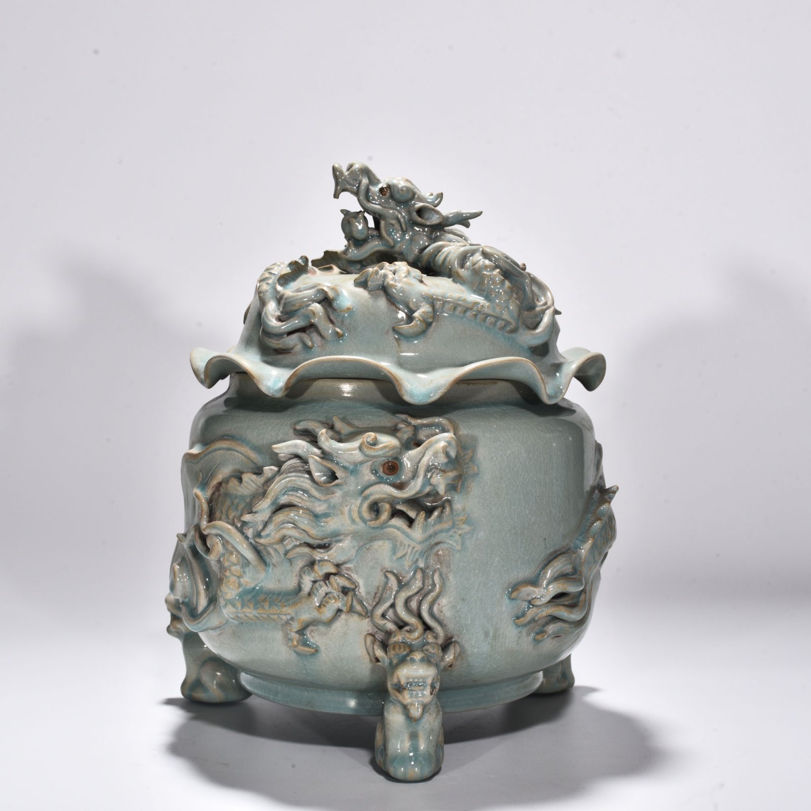 Song Dynasty Ru Kiln azure glaze plate with dragon pattern and lid furnace