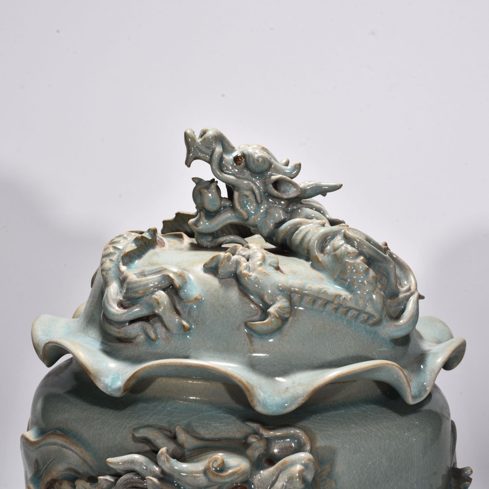 Song Dynasty Ru Kiln azure glaze plate with dragon pattern and lid furnace