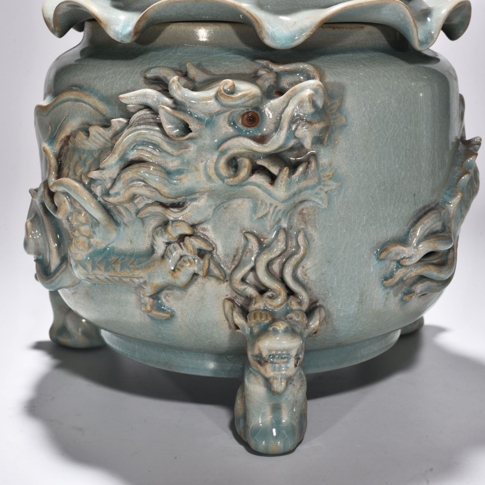 Song Dynasty Ru Kiln azure glaze plate with dragon pattern and lid furnace