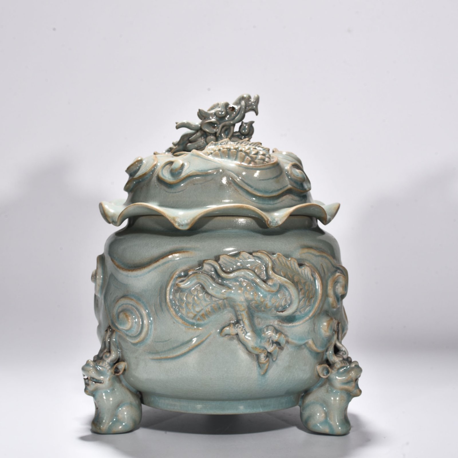 Song Dynasty Ru Kiln azure glaze plate with dragon pattern and lid furnace