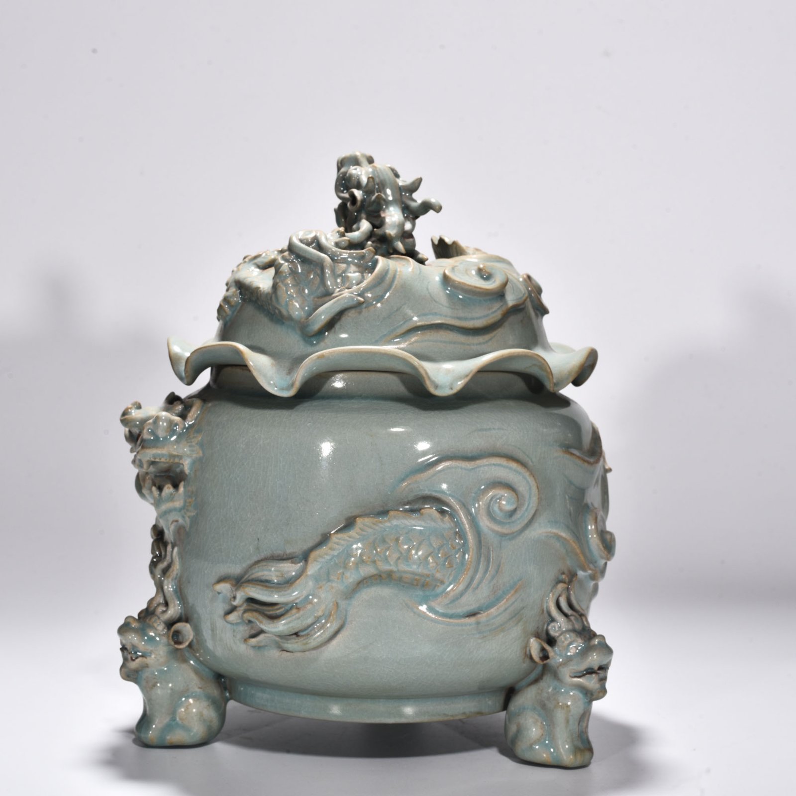 Song Dynasty Ru Kiln azure glaze plate with dragon pattern and lid furnace