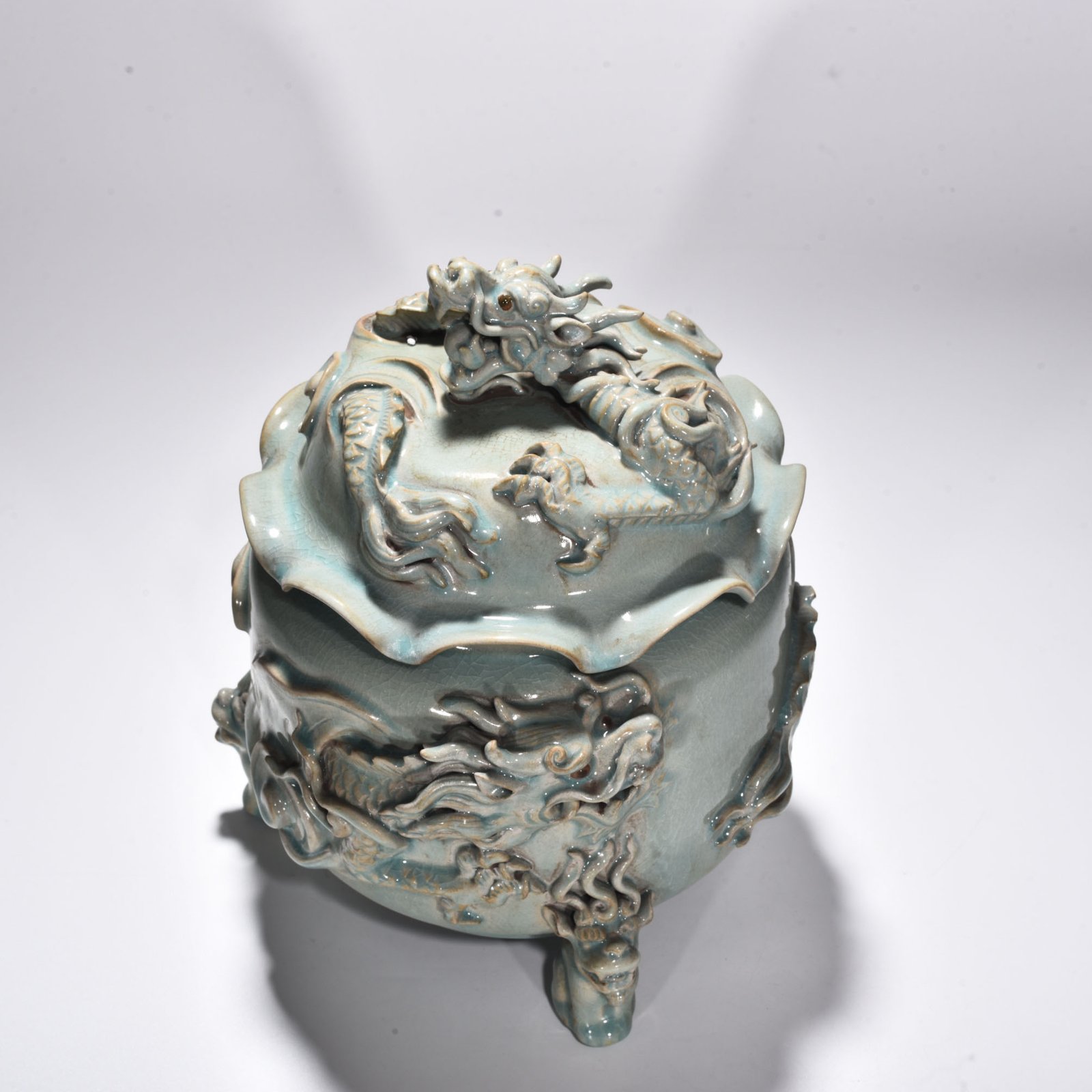 Song Dynasty Ru Kiln azure glaze plate with dragon pattern and lid furnace
