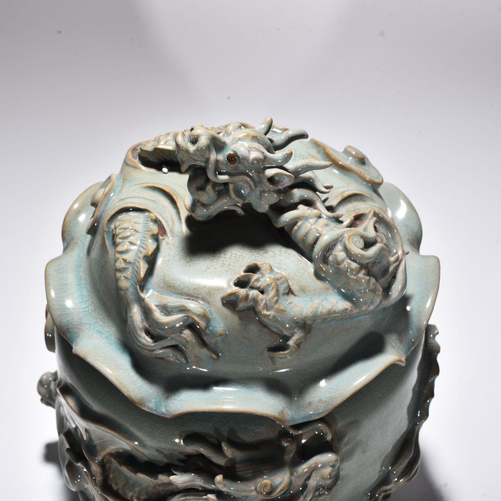 Song Dynasty Ru Kiln azure glaze plate with dragon pattern and lid furnace