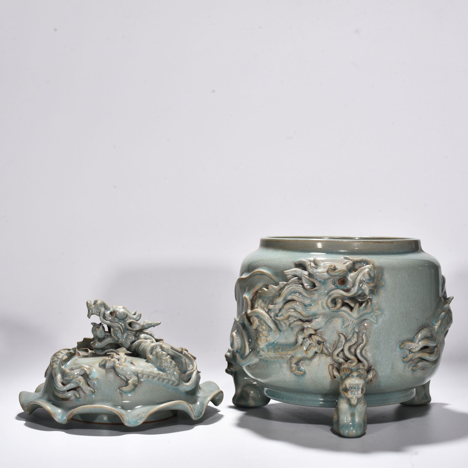 Song Dynasty Ru Kiln azure glaze plate with dragon pattern and lid furnace