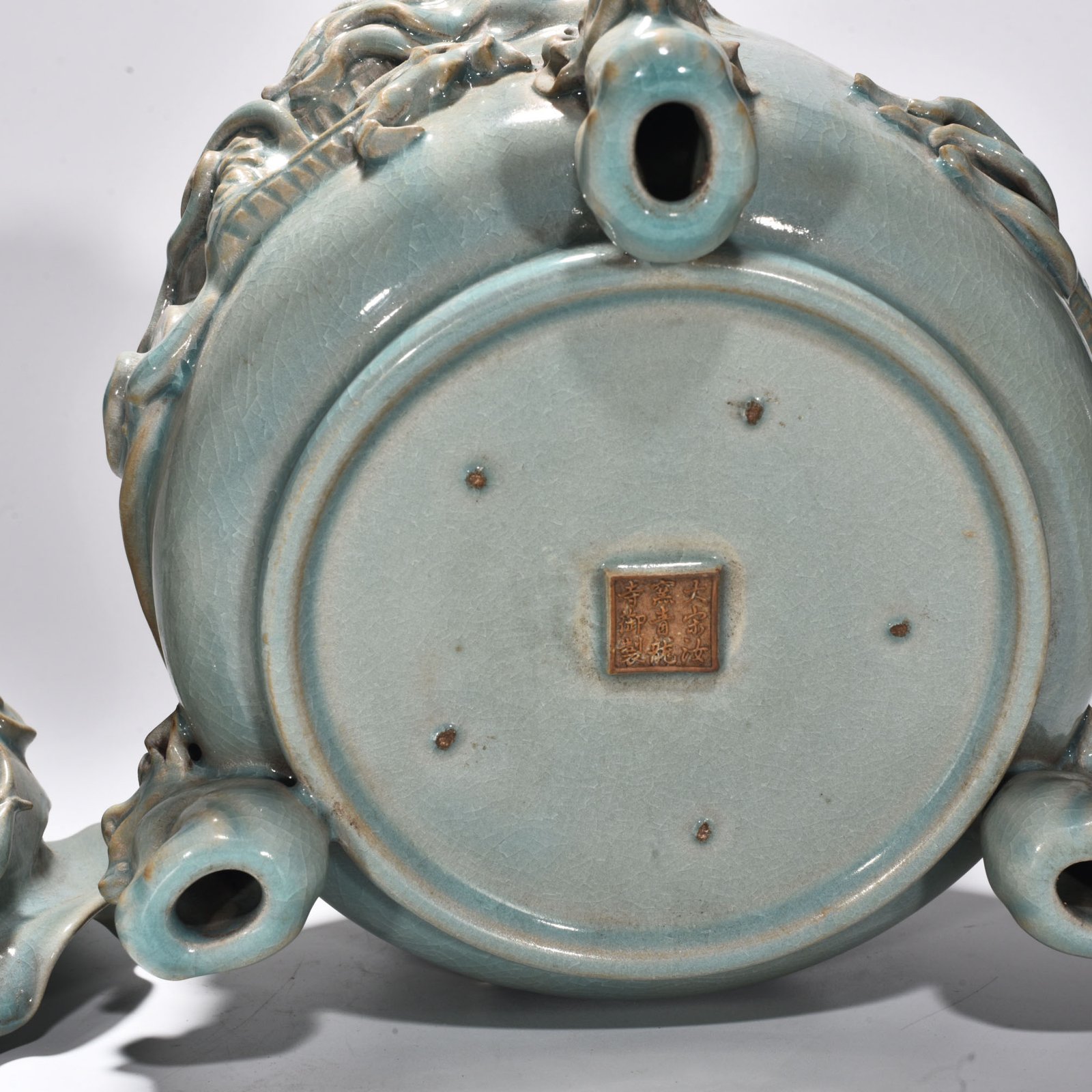 Song Dynasty Ru Kiln azure glaze plate with dragon pattern and lid furnace