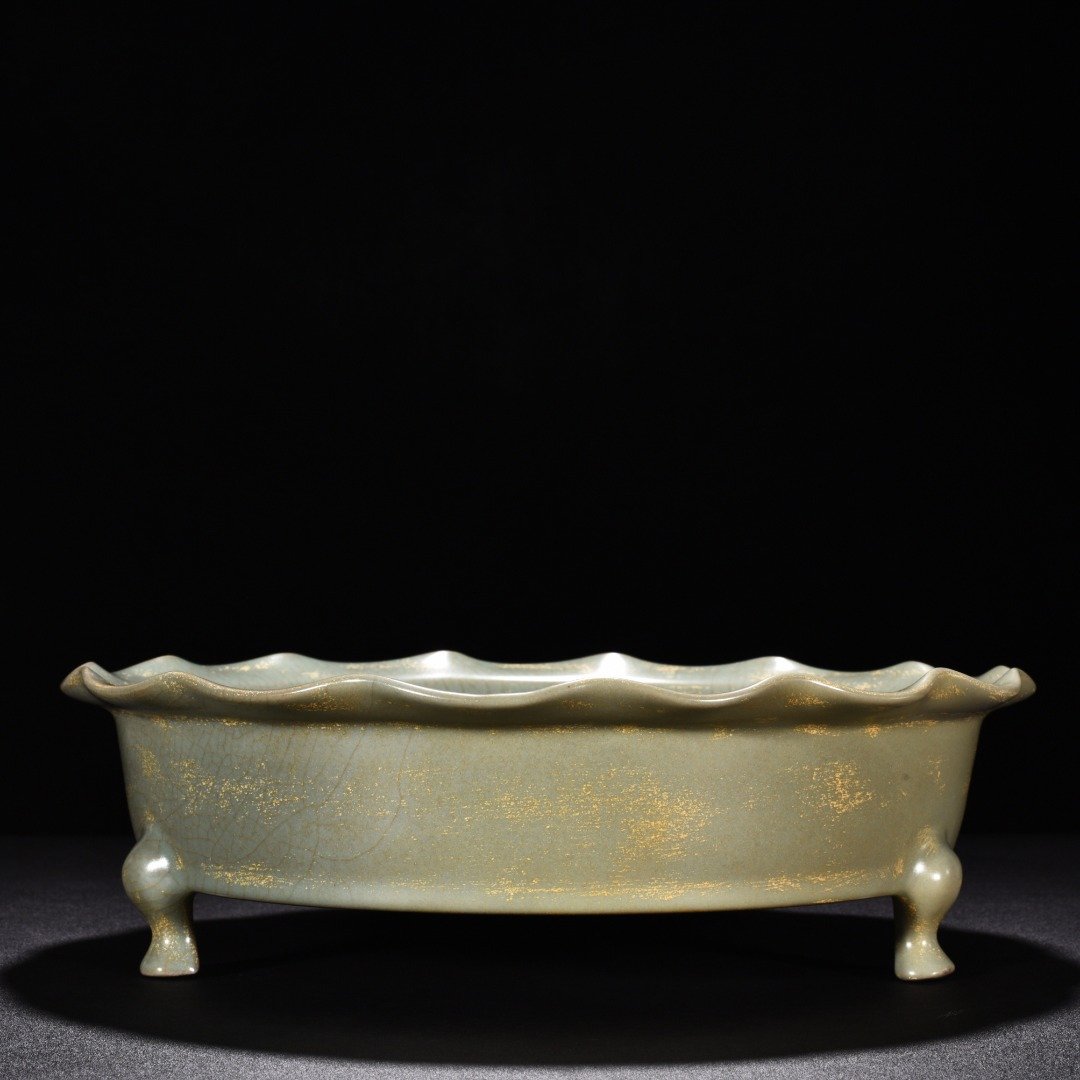 Song Dynasty Ru Kiln azure glaze flower mouth washer
