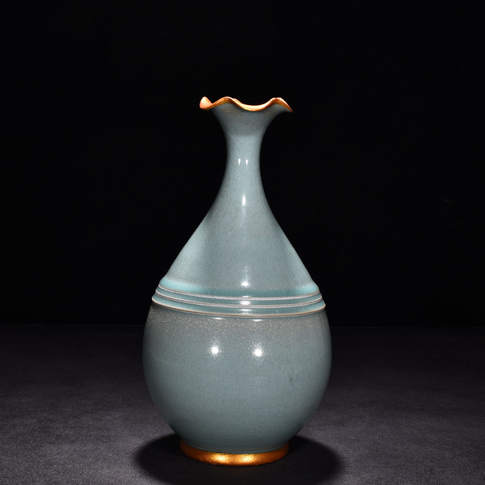 Song Dynasty Ru kiln azure glaze gilt mouth jade pot spring vase