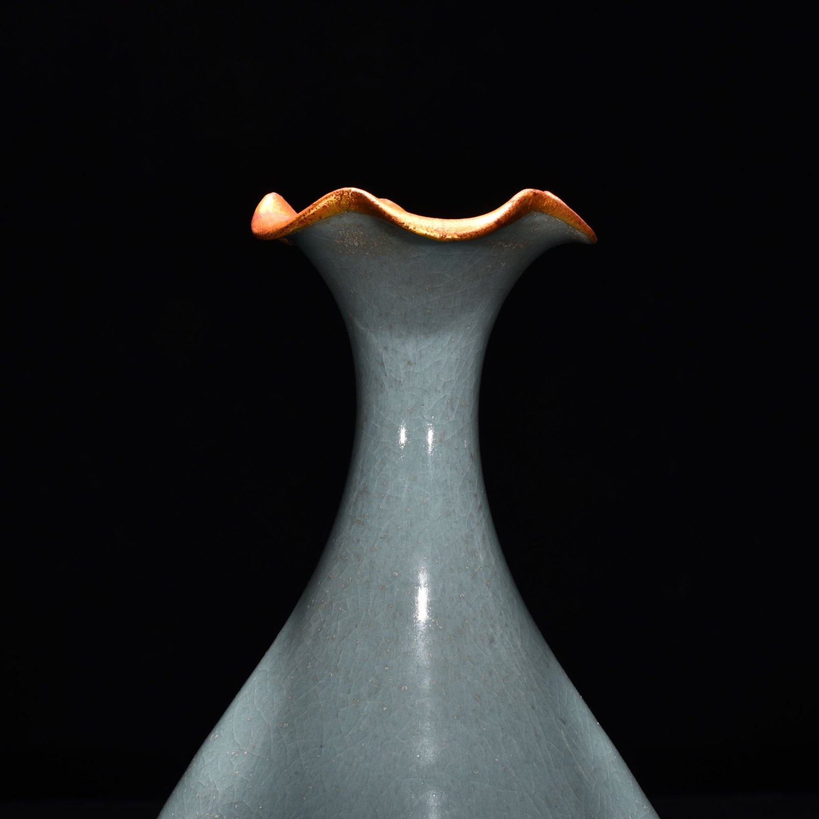 Song Dynasty Ru kiln azure glaze gilt mouth jade pot spring vase