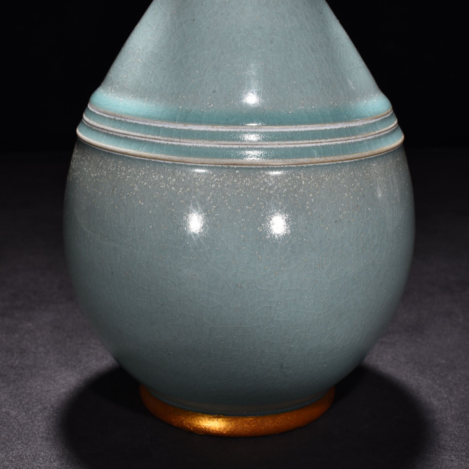 Song Dynasty Ru kiln azure glaze gilt mouth jade pot spring vase