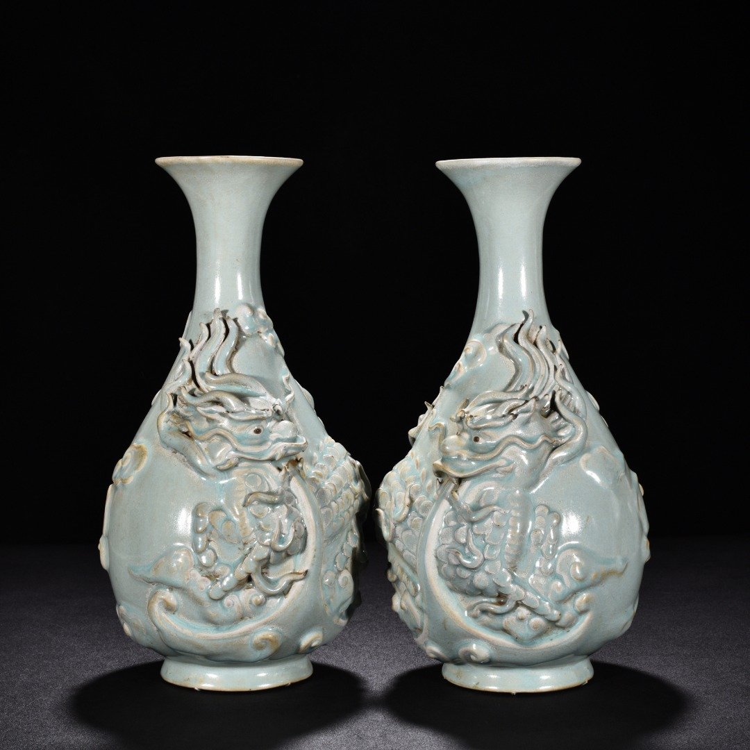Song Dynasty Ru Kiln spring vase with azure glaze and unicorn pattern