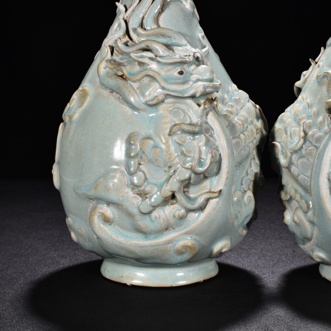 Song Dynasty Ru Kiln spring vase with azure glaze and unicorn pattern