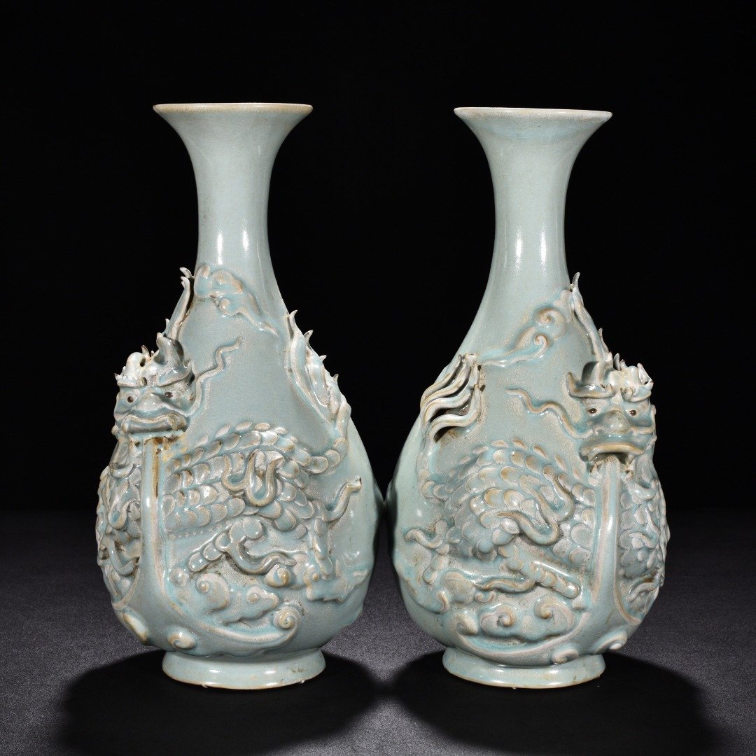 Song Dynasty Ru Kiln spring vase with azure glaze and unicorn pattern