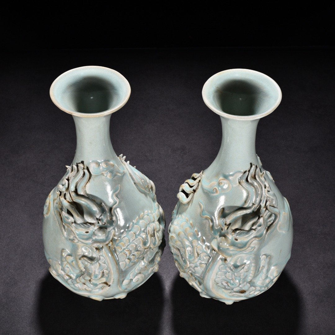 Song Dynasty Ru Kiln spring vase with azure glaze and unicorn pattern