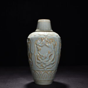 Song Dynasty Ru Kiln azure glaze dragon patterned plum vase