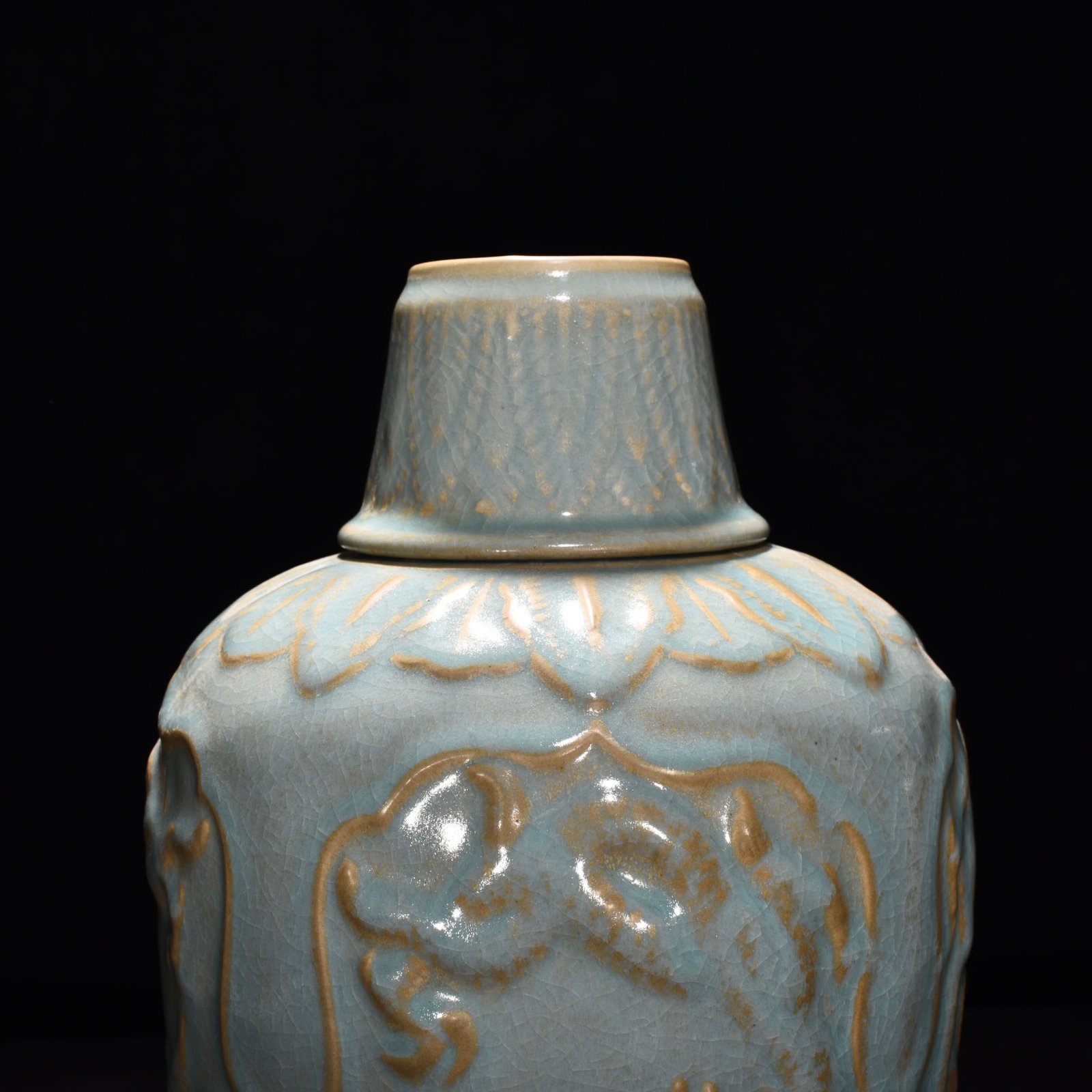 Song Dynasty Ru Kiln azure glaze dragon patterned plum vase