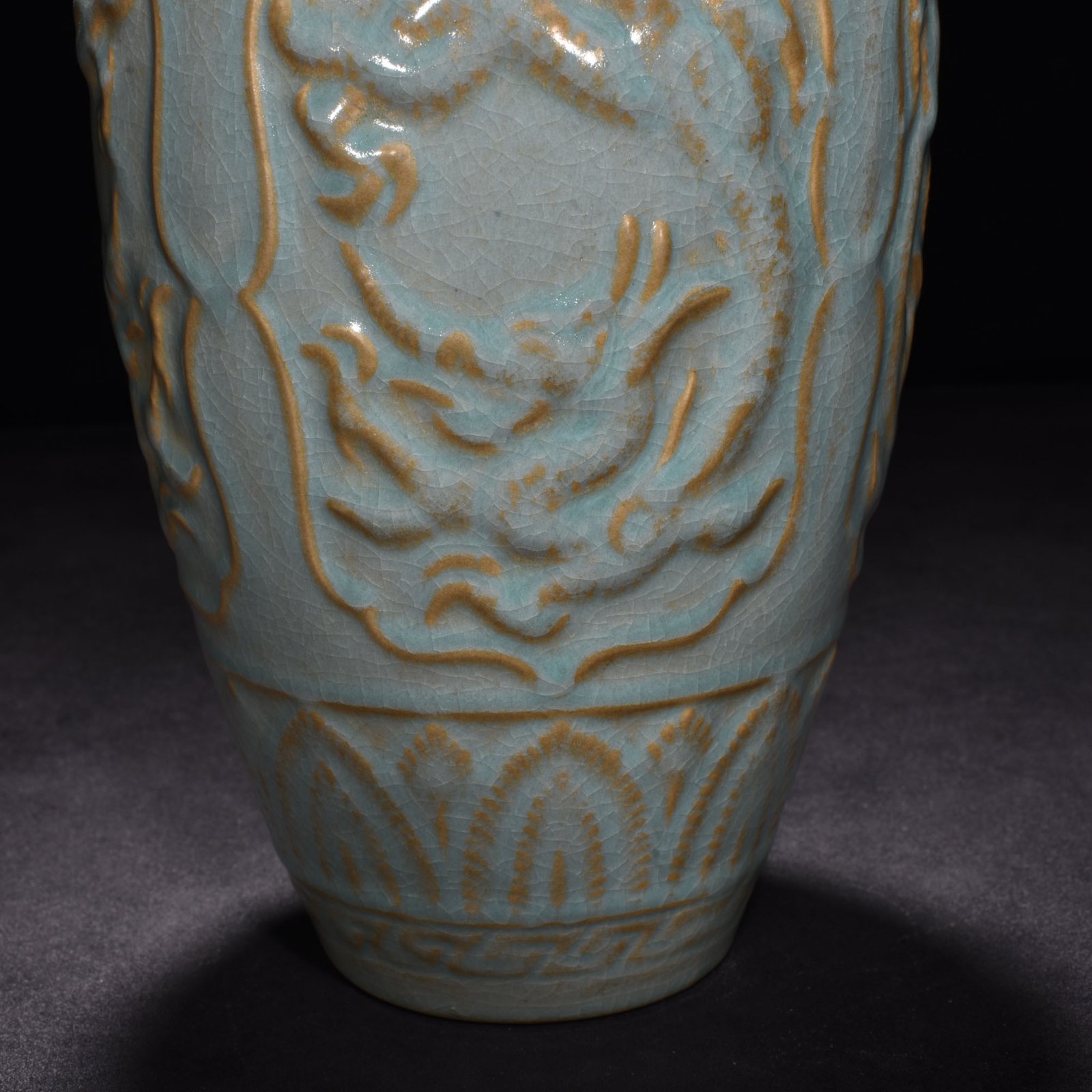 Song Dynasty Ru Kiln azure glaze dragon patterned plum vase