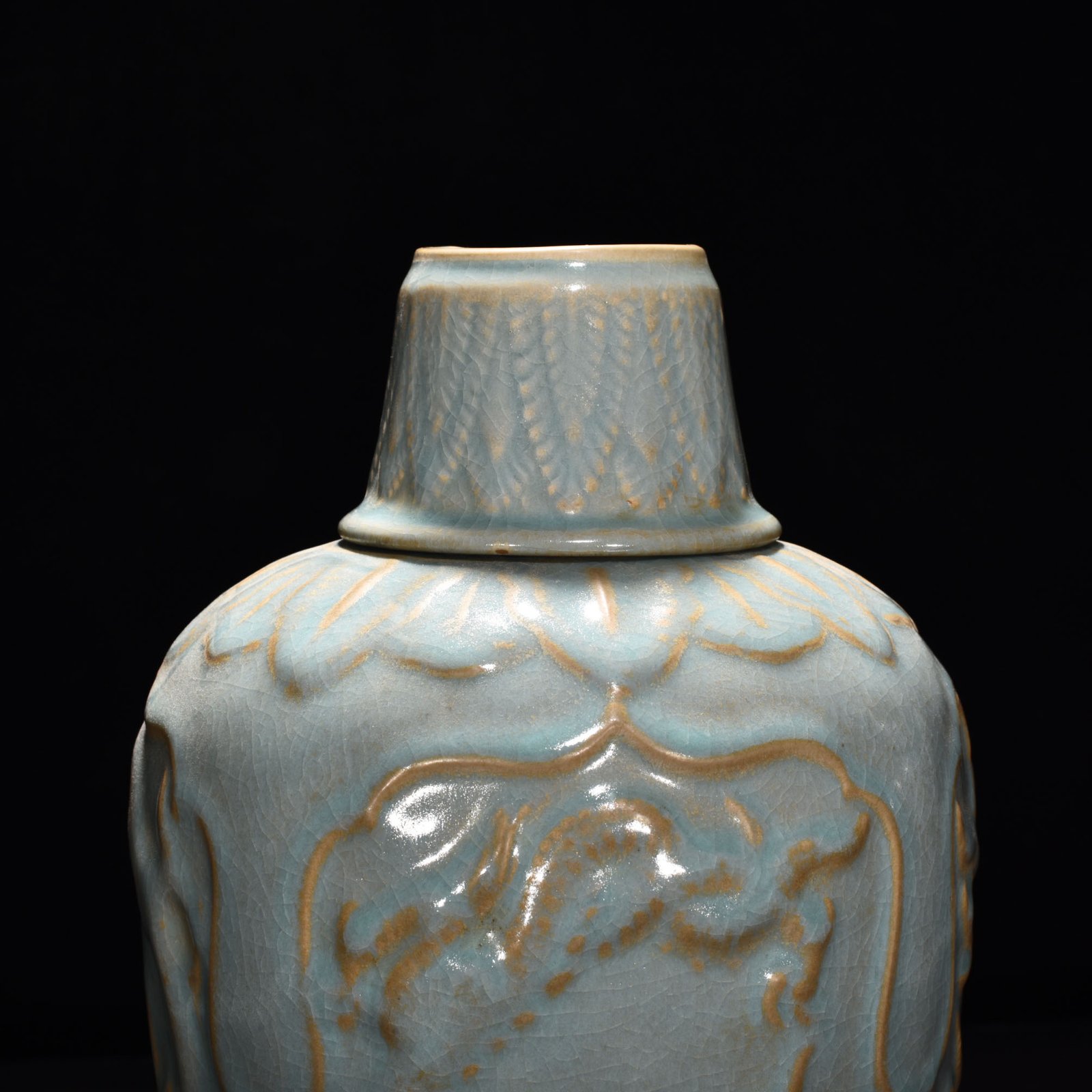 Song Dynasty Ru Kiln azure glaze dragon patterned plum vase