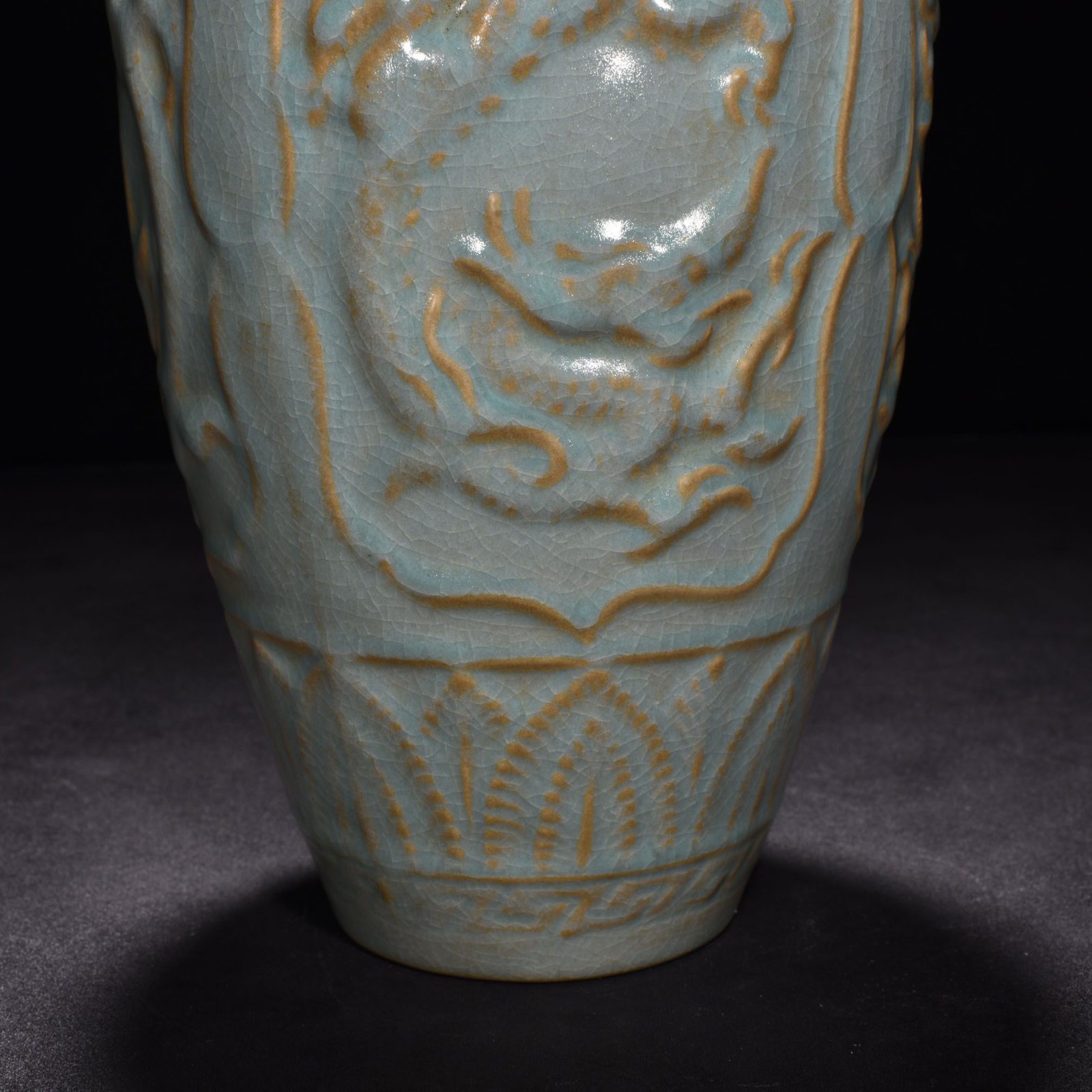 Song Dynasty Ru Kiln azure glaze dragon patterned plum vase
