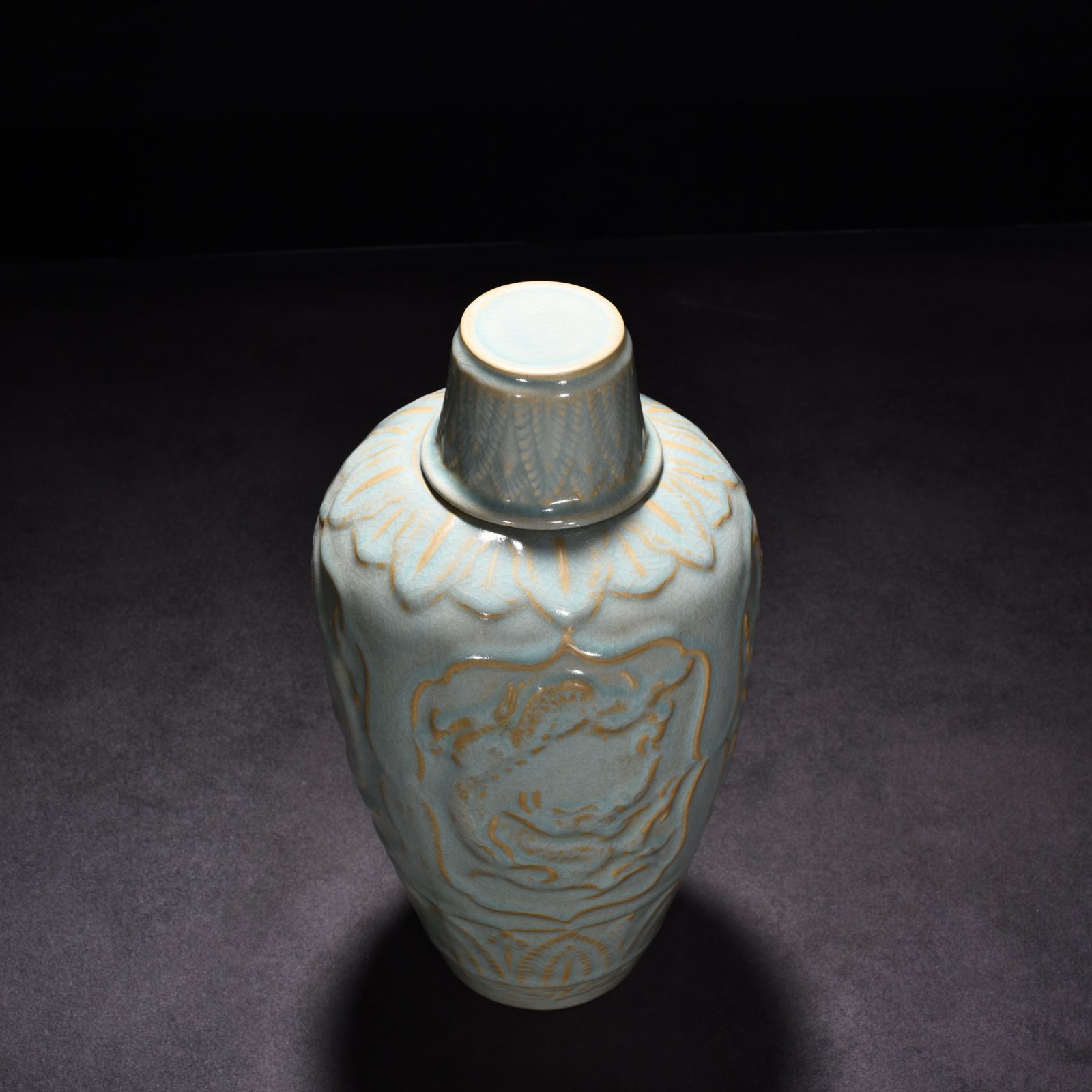 Song Dynasty Ru Kiln azure glaze dragon patterned plum vase