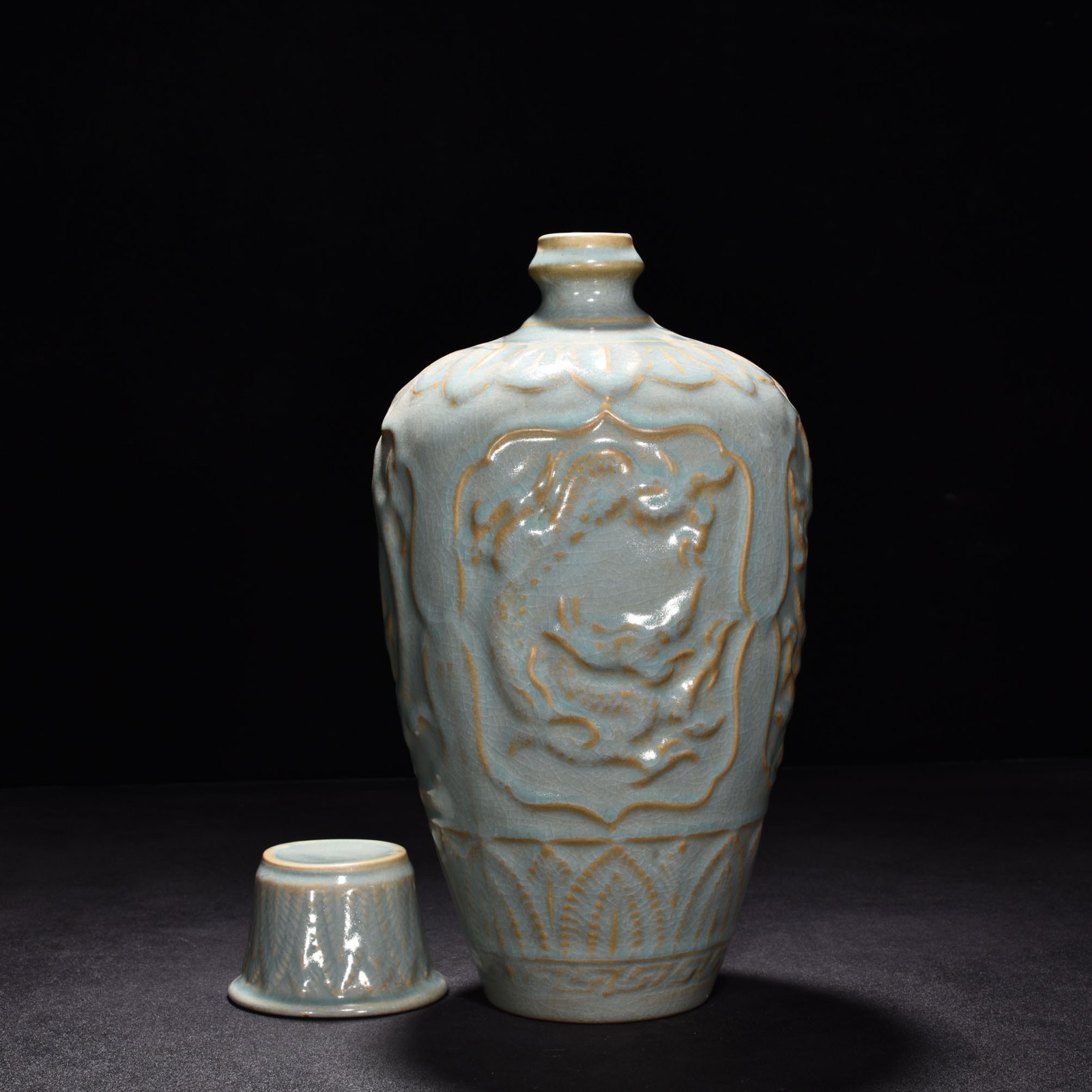 Song Dynasty Ru Kiln azure glaze dragon patterned plum vase