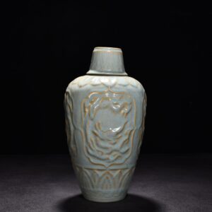 Song Dynasty Ru Kiln azure glazed plum vase with dragon pattern