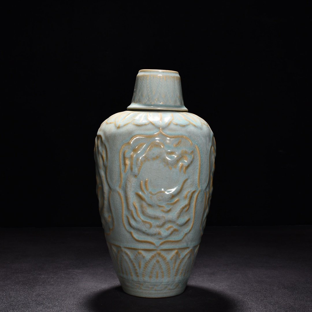 Song Dynasty Ru Kiln azure glazed plum vase with dragon pattern